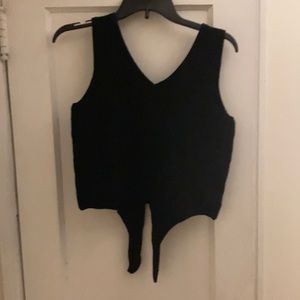 SLEEVELESS BLACK TANK